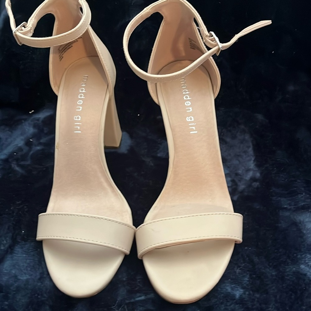 Women’s tan heels size 7